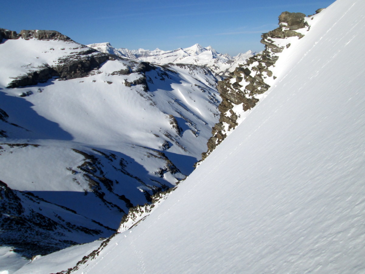 Montée dans la face S du Pic Lentilla (ici le bombé, plus raide mais mieux dégelée à la descente et donc plus skiable).