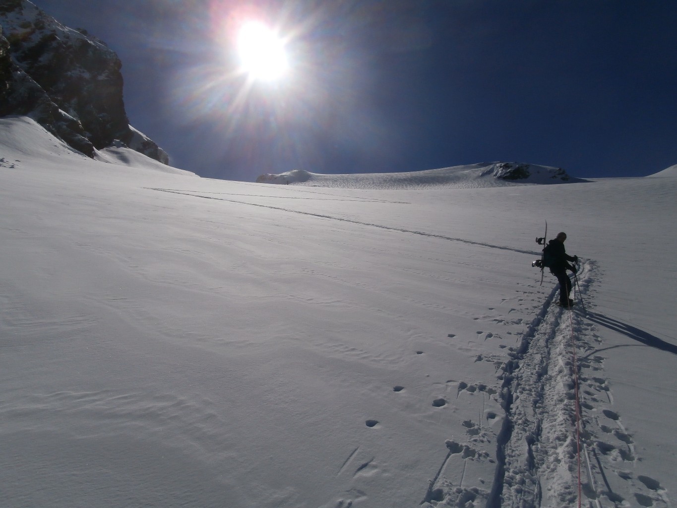 Sur le glacier du Grand, à gauche et en haut le col frontalier. Ca passe aussi dans la pente du milieu.