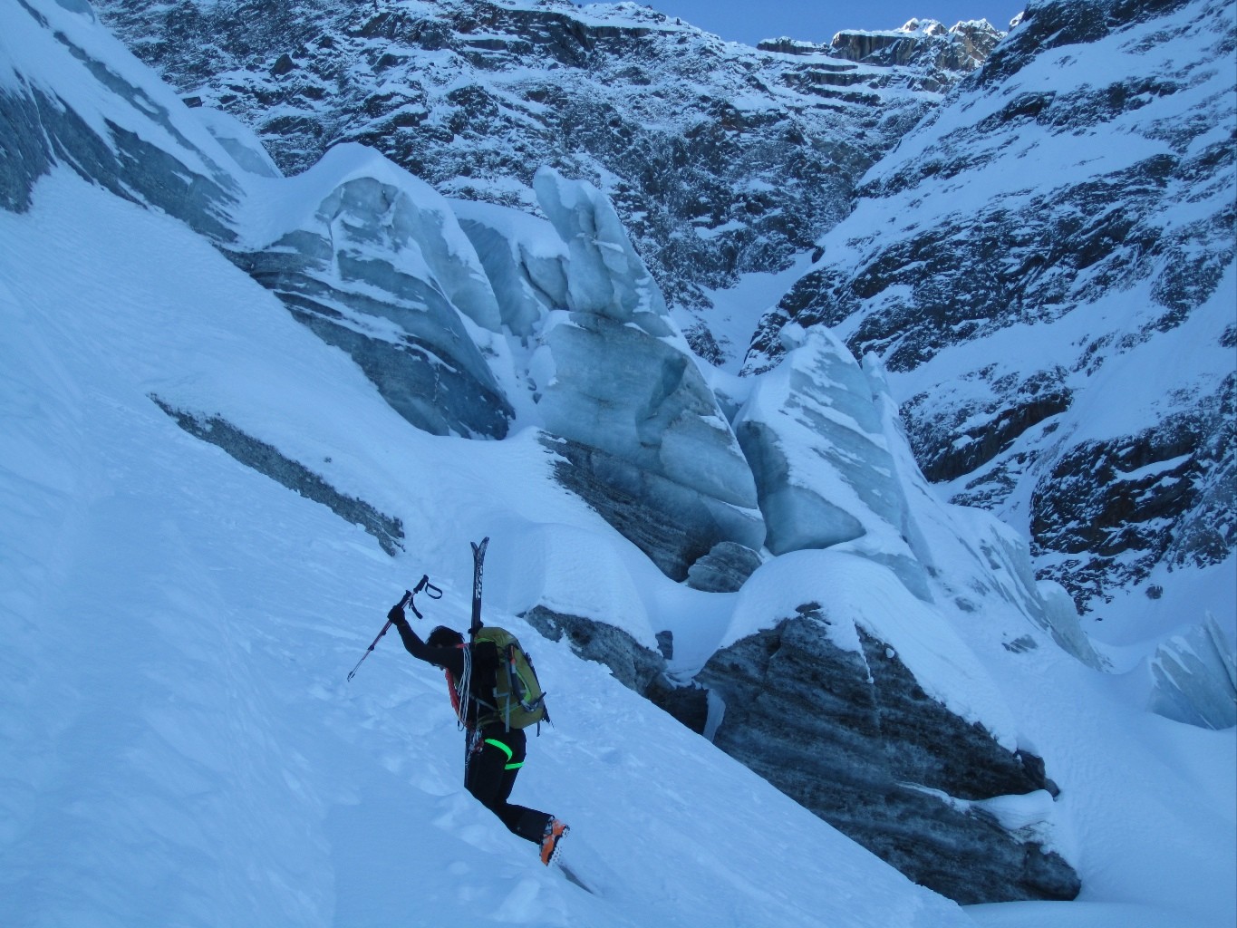 Petit déchaussage en rive droite du glacier de Bionnassay