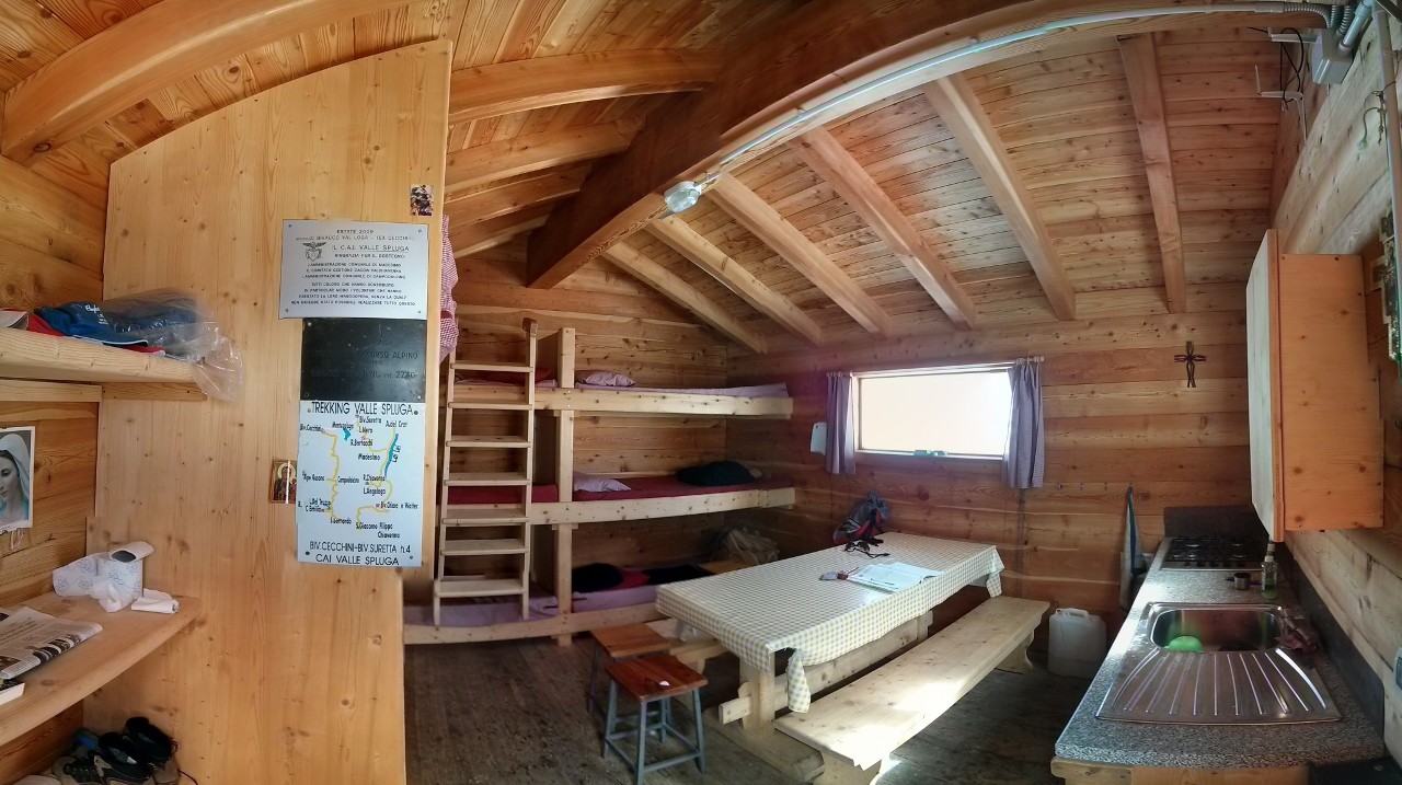 Panoramica dell'interno del bivacco