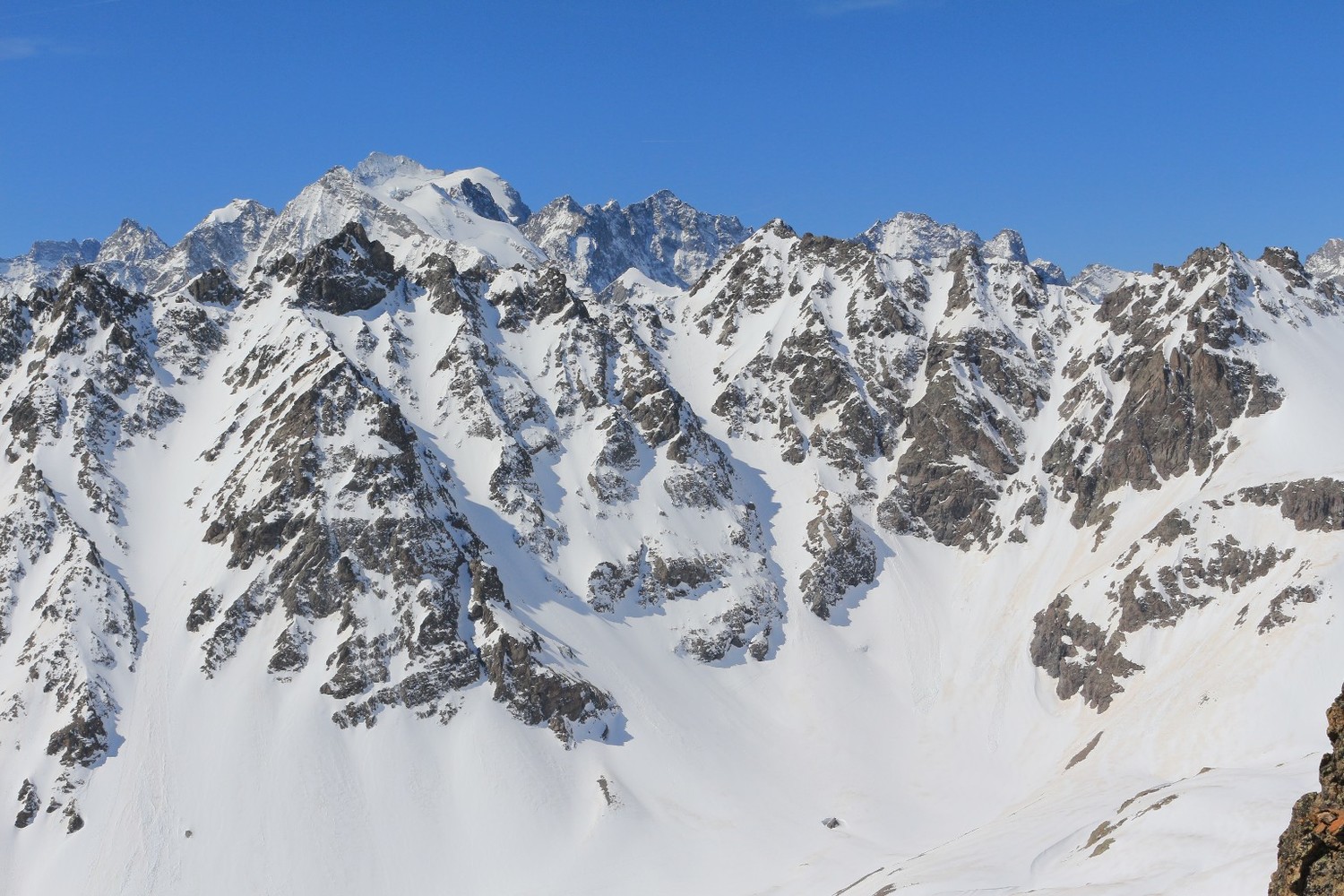 Les couloirs en face N du Pic du Lac de Combeynot