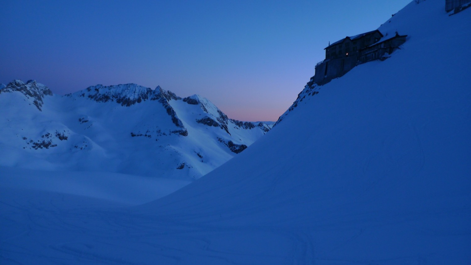 Il Rifugio Caduti dell'Adamello all''alba