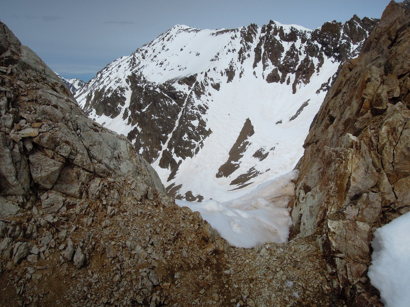 Et de l'autre côté, la brèche, et le couloir SE d'où je suis arrivé...