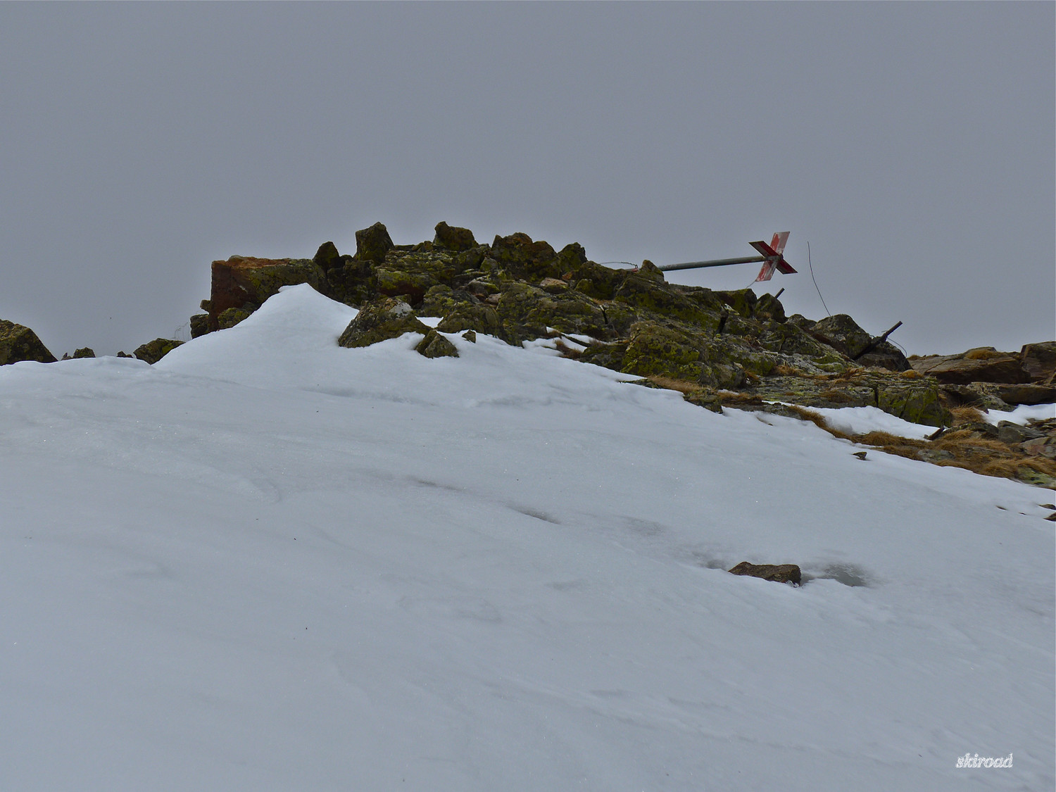Cime de Vermeil et son signal couché que je me suis permis de redresser.
