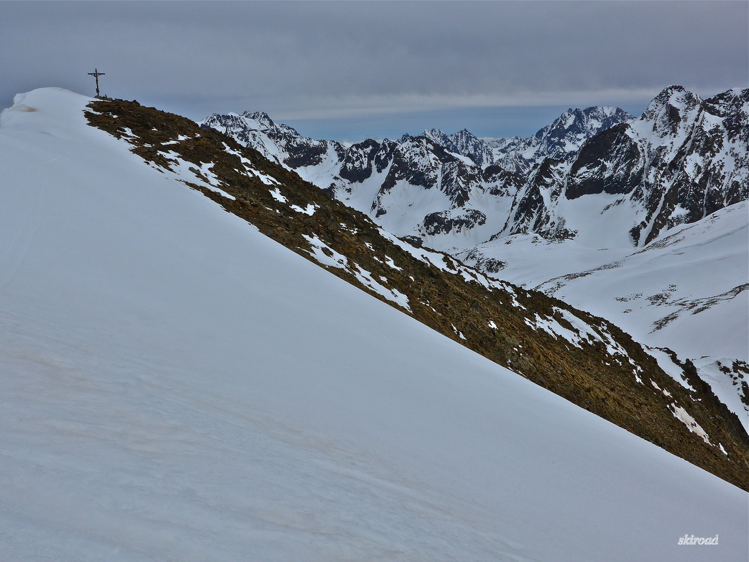 La pente sommitale commence à être bien déneigée de la Cime de la Lombarde.