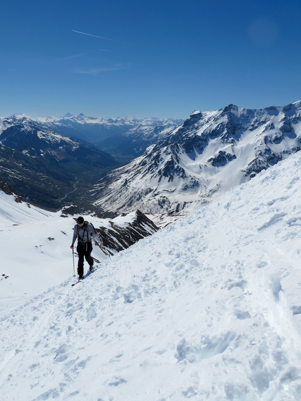 Sous le sommet dans la neige fraîchement tombée, pas encore tassée