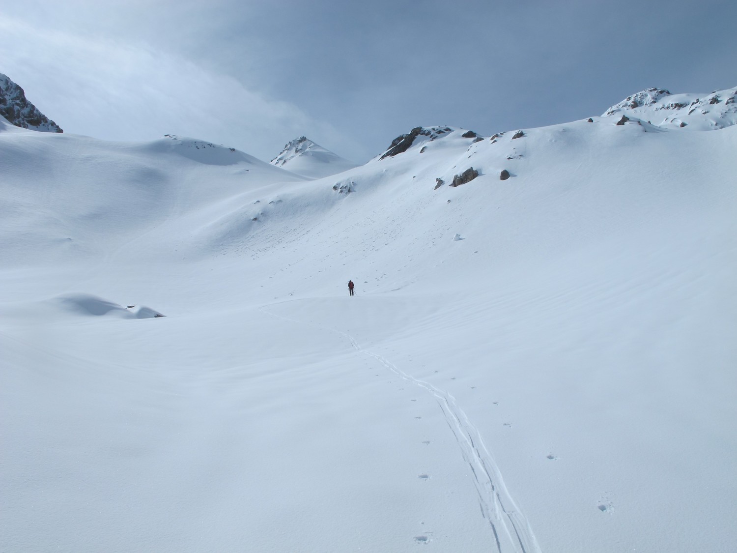 le col rouge en vue au fond