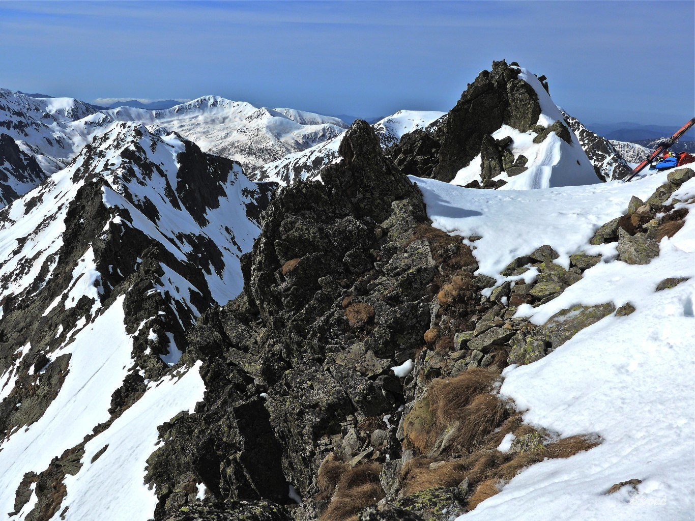 Arrivée à la Brèche sur la crête avec la Cime W de Fenestre et en face la Tte N de Trécolpas.