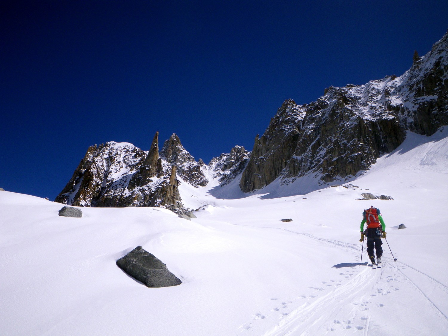 Subiendo cómodamente. Al fondo el Col du Tacul y a la izquierda su bonita aguja