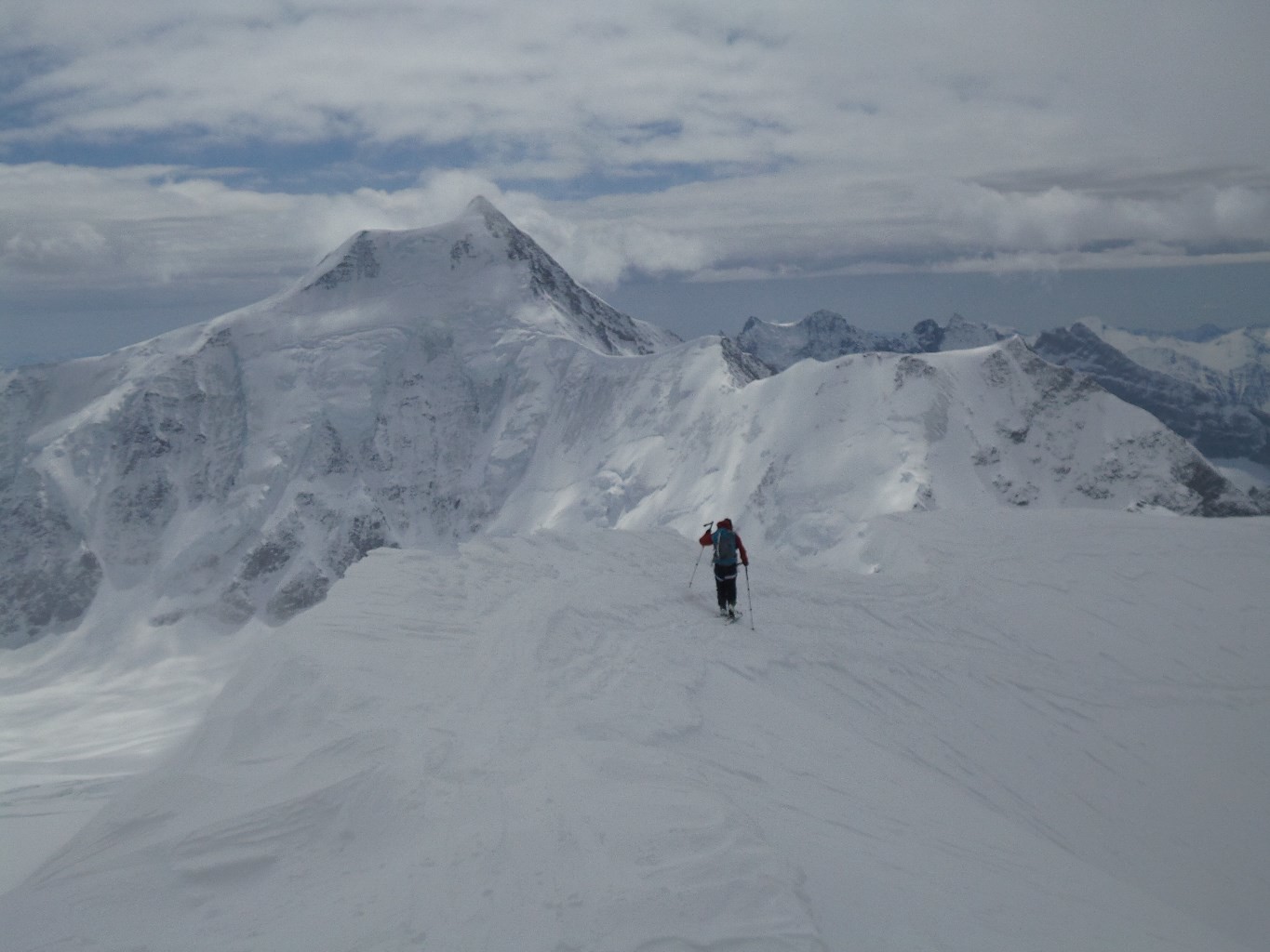 Sur l'arête sud de descente, on se dirige vers l'antécime 3880m