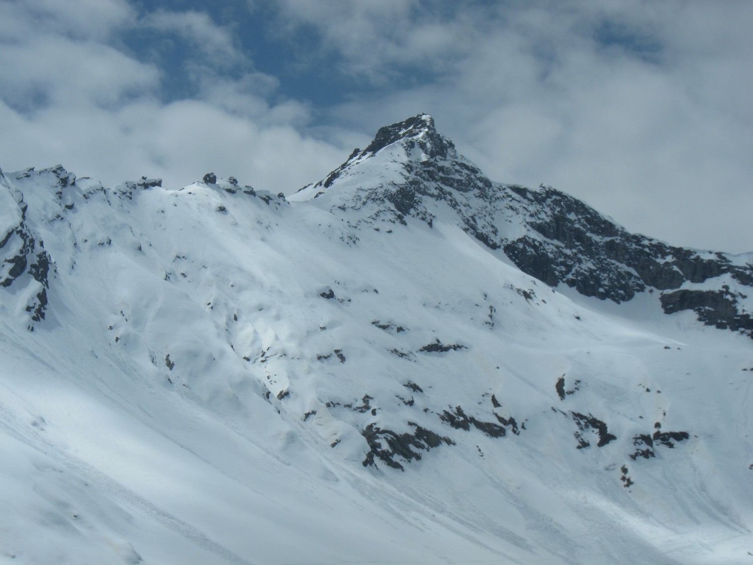 Pizzo Quadro, ben visibile la cornice a sinistra del colle