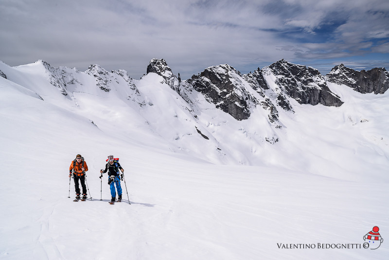 salendo verso la Cima di Rosso con ambiente Torronico
