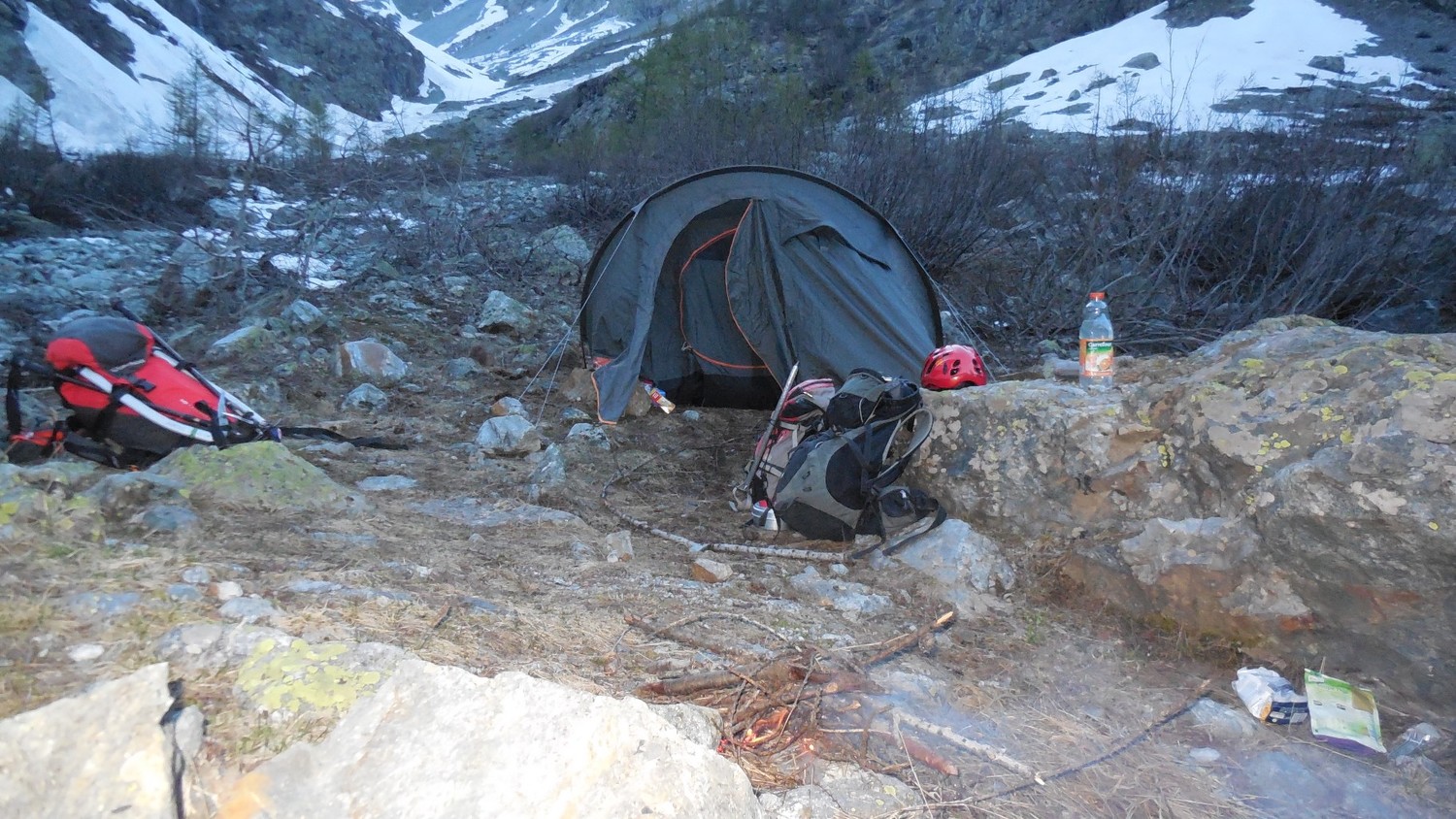 Notre bivouac à 1740 m d'altitude près du torrent, top.