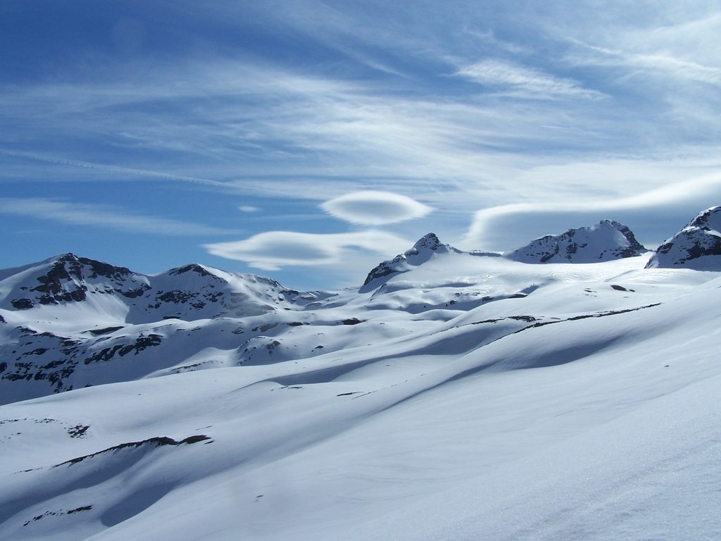 Nuages lenticulaire sur la cime de la vache.