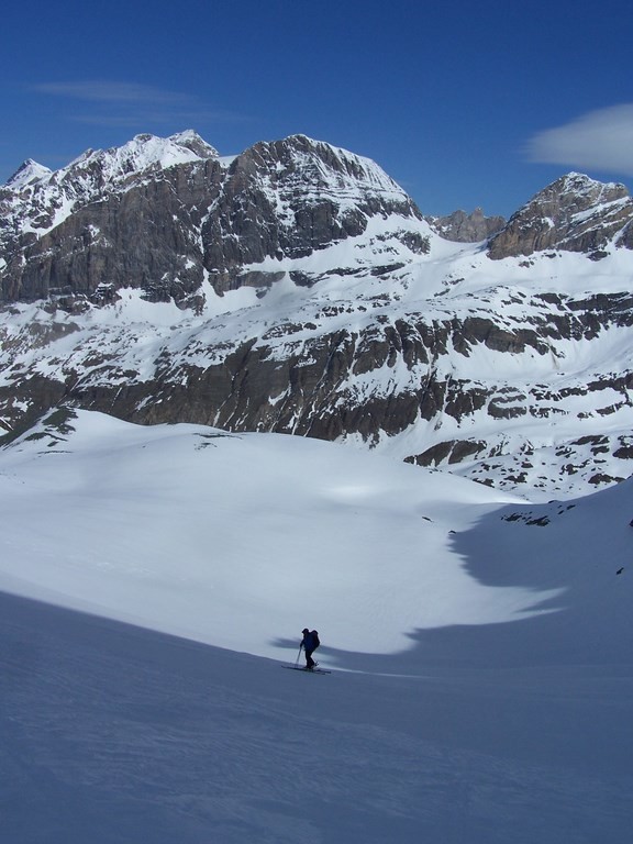 Sur le glacier du Gros Cavale, en arrière plan le paroi Bazel.