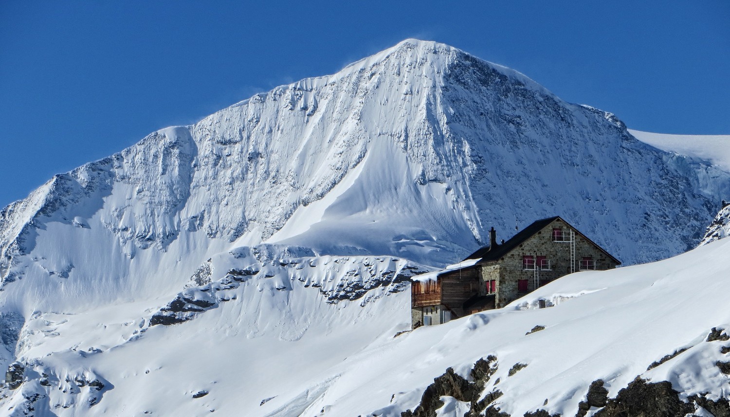 Cabane des Aiguilles Rouges devant le Pigne d'Arolla
