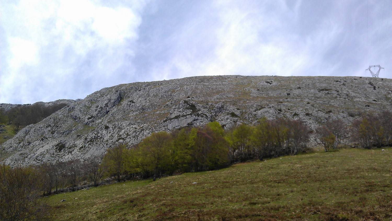 la descente vue du bas, il faut prendre le couloir herbeux que l'ont voit sur la gauche (a droite en descendant)