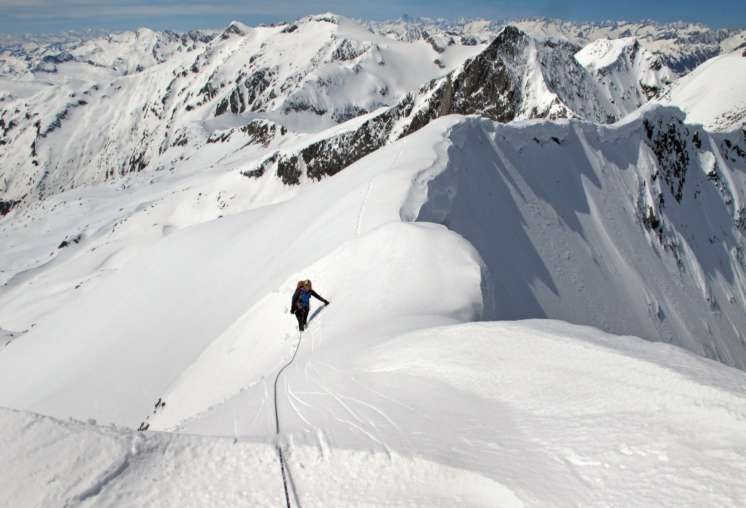 Piz Greina; enormi cornici obbligano a molta prudenza...