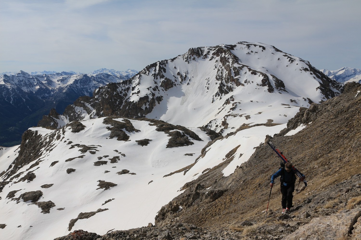 Montée dans une section déneigée en versant S de la Cime de la Condamine