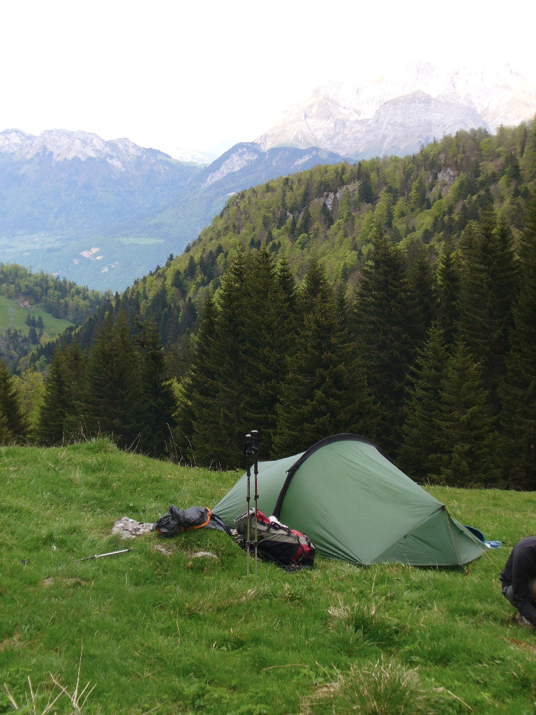 Dernier bivouac, au fond la Tournette