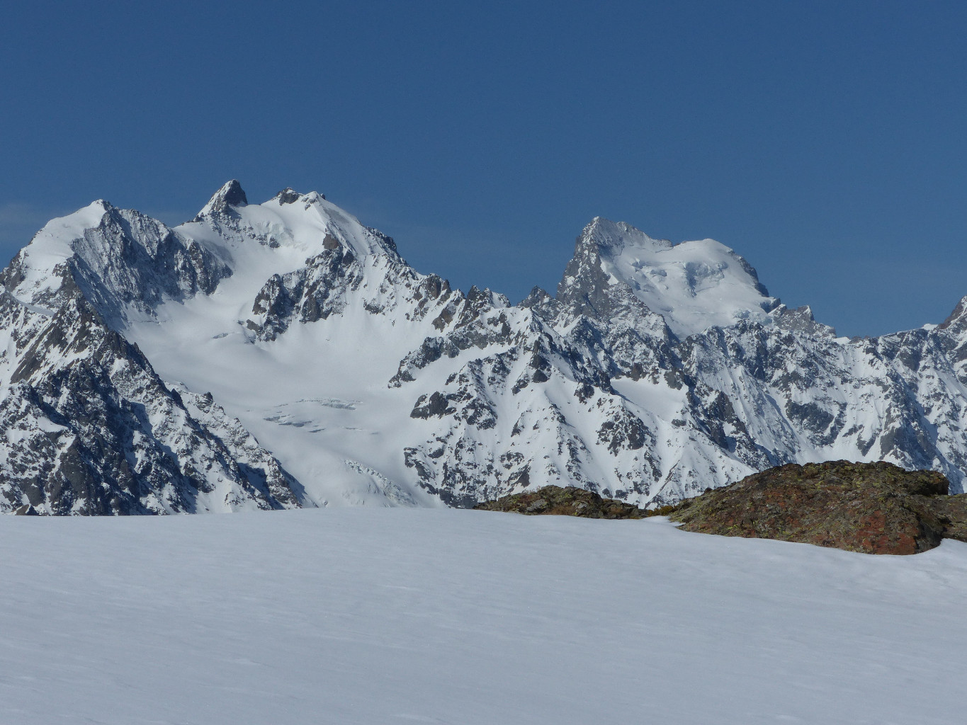Agneaux et barre des ecrins depuis la crète du pic ombière