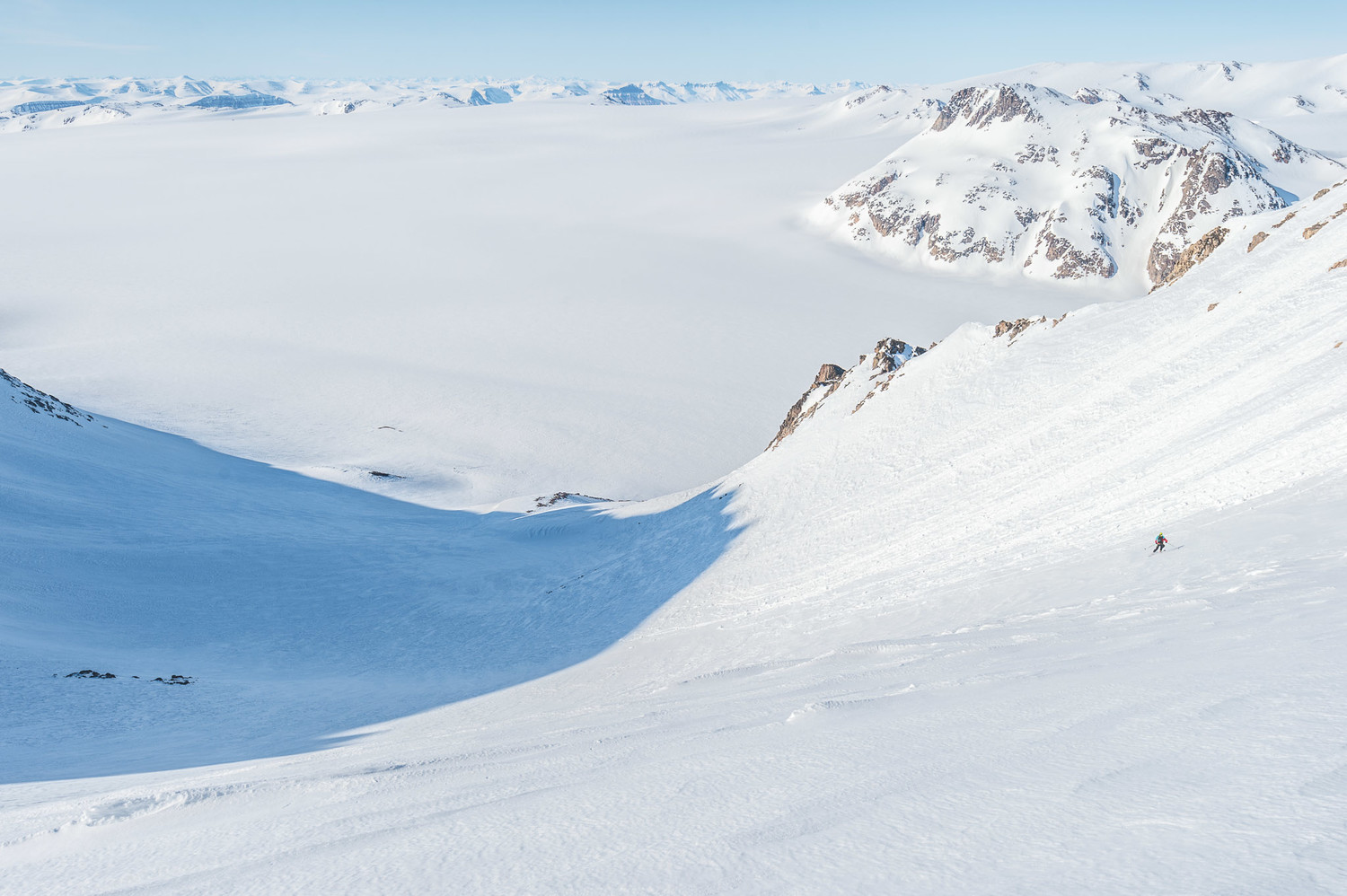 Descente sur le bas de la face, notre camp de base au loin.