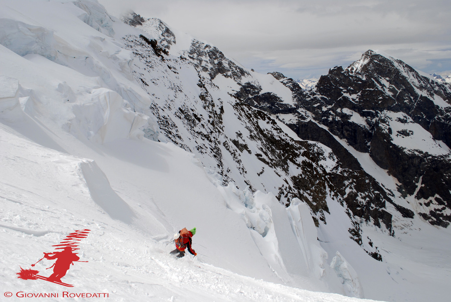 Roberto scende dalla Foura a circa 3500m, con vista sul Piz Morteratsch 3751m
