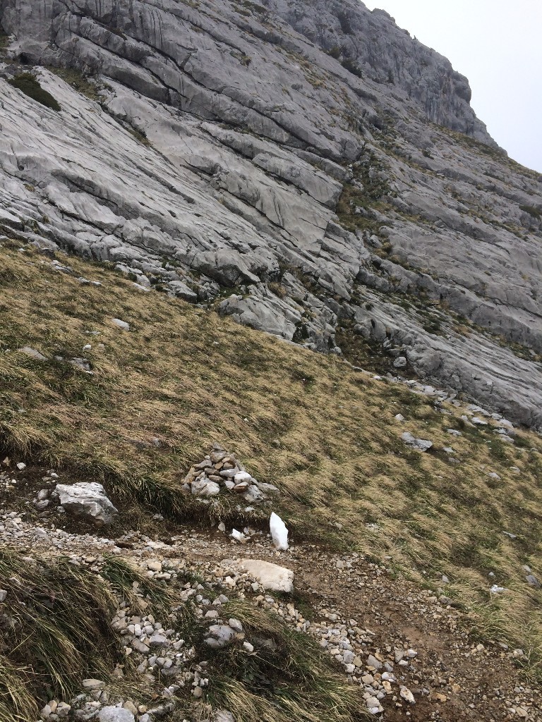 Départ de la voie, Cairn au bord du chemin