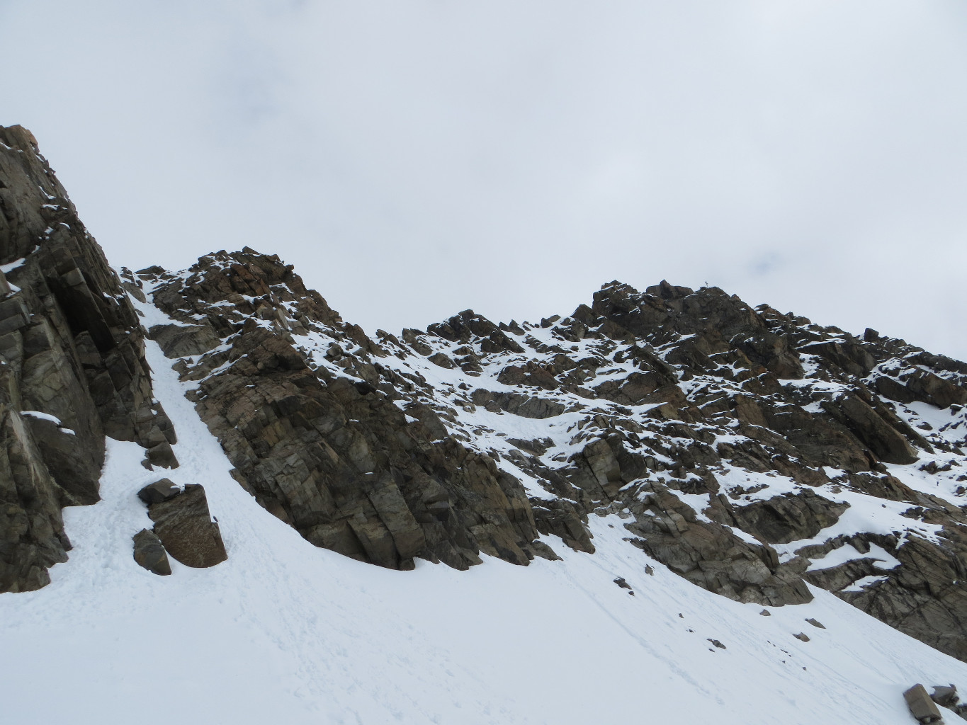 Vorderer Wilder Turm (cross), we climbed the snow ramp but the passage of the Turmscharte with the ropes is maybe 30m further left (not visible)