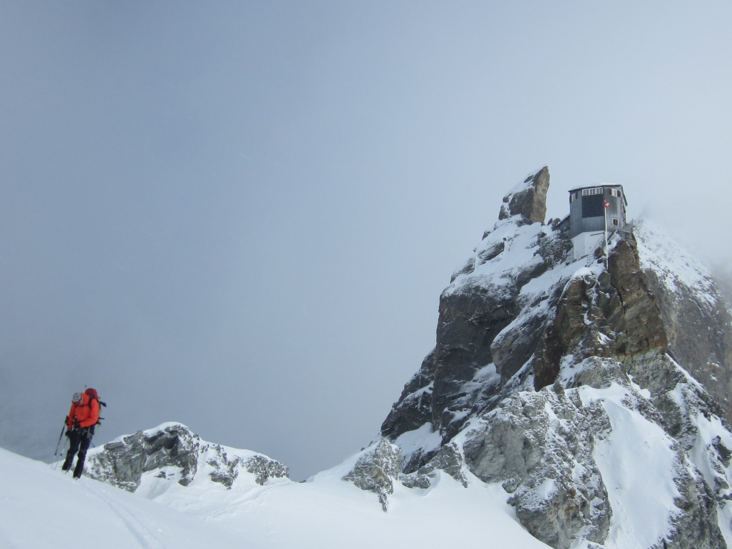 La cabane de Bertol sur son rocher