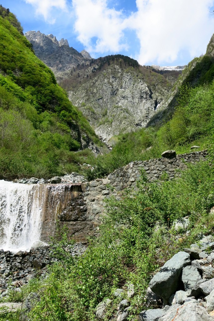 Bas de la piste de départ et le vallon au fond : seuil de correction torrentielle du R.T.M.