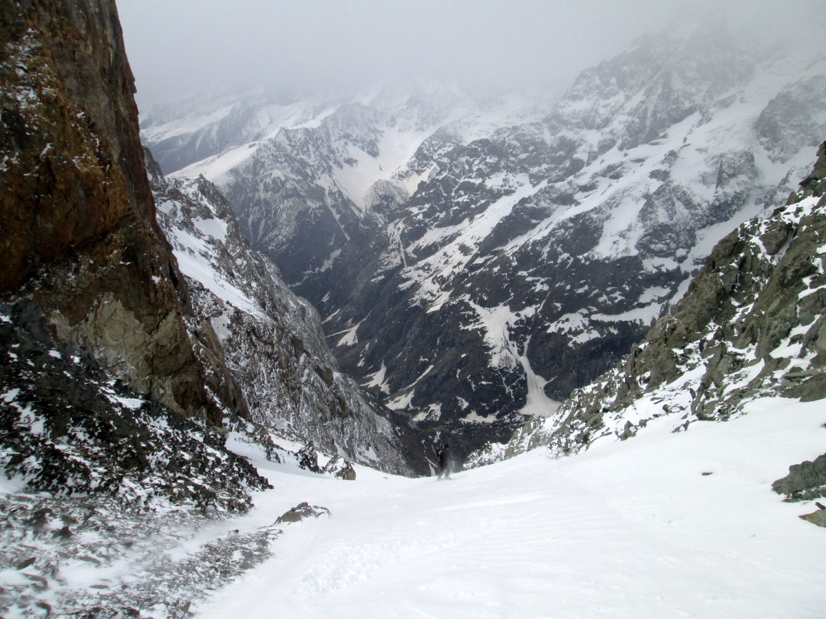 Départ du couloir: Luc devant la voiture, 1500 m plus bas.