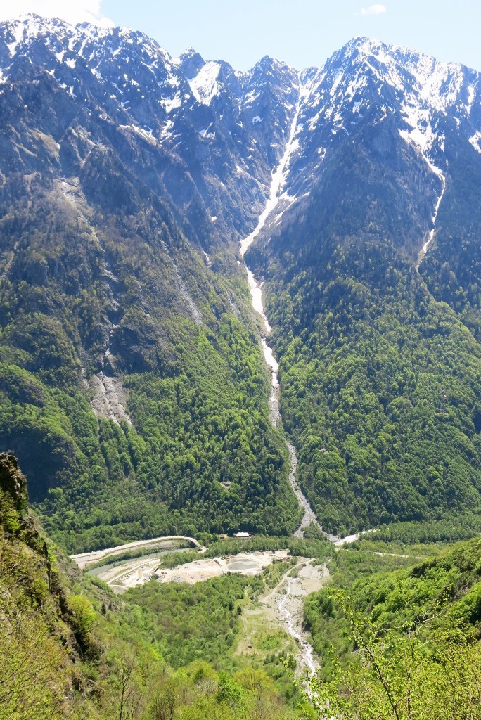 A mi-parcours : vue sur la route, la carrière et le grand couloir de l'Infernet