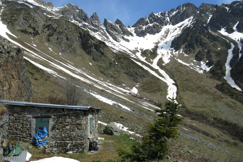 La cabane et le cirque de la Petite Vaudaine (Pas de la Passure presque au milieu)