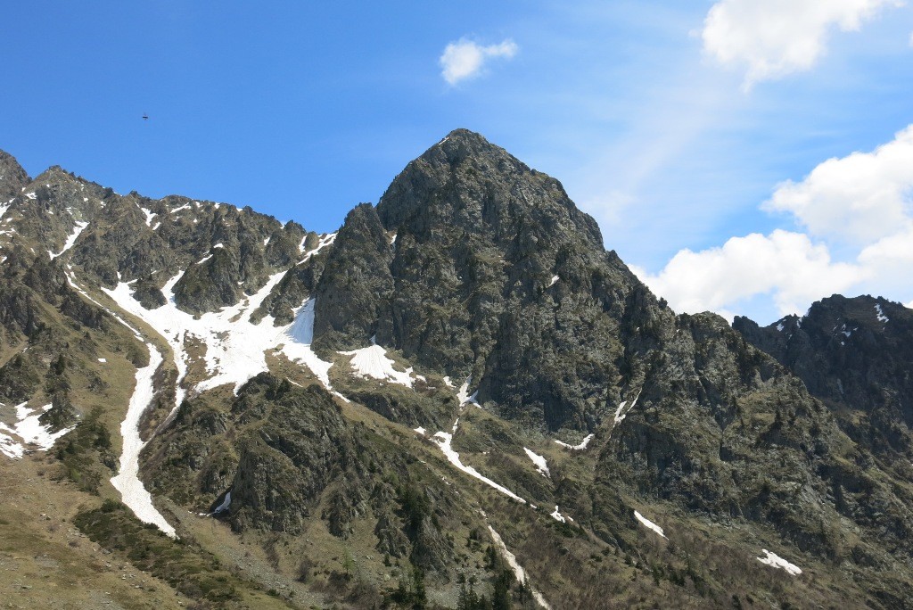 L'impressionnant Pic de Mirebel (2603m), plus haut sommet du secteur