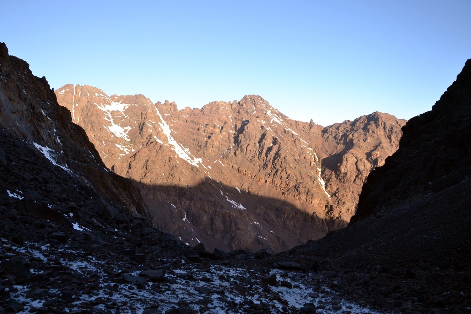 Dans le haut du vallon, le col est proche