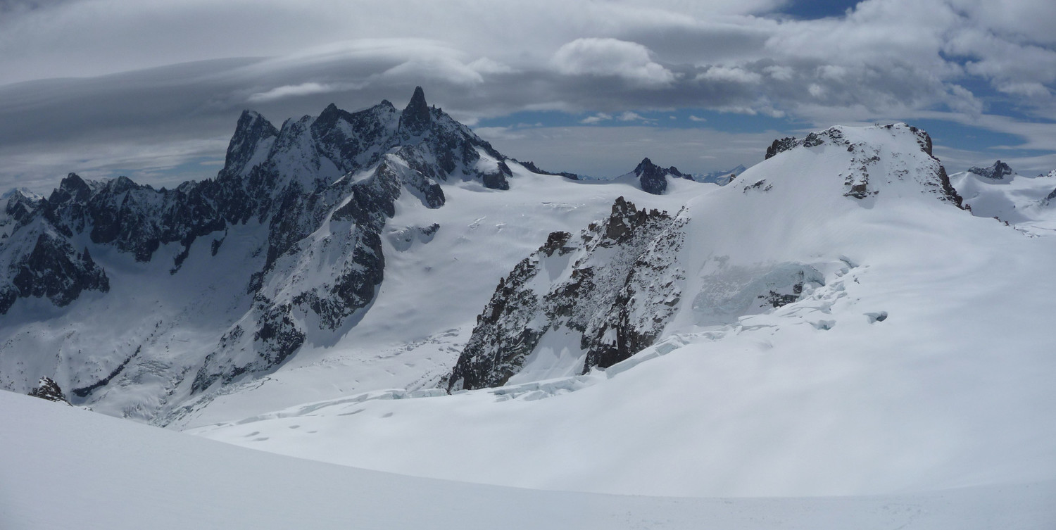 Jorasses, Glacier du Géant et descente du Petit Envers au premier plan