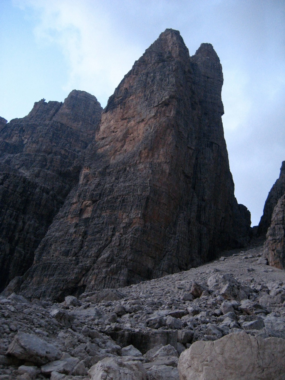 Le Campanile Basso, impressionnant vue d'en bas, le dièdre c'est la voie Ferhman ...