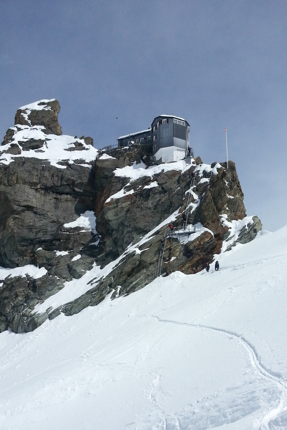La cabane de Bertol et ses échelles