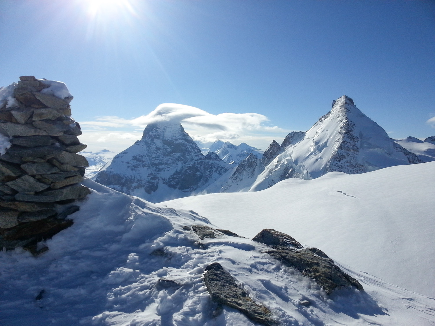 Le Cervin dans les nuages et la dent d'Hérens
