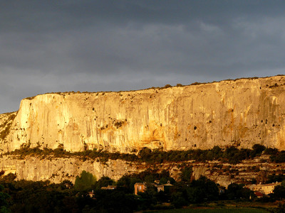 Village de Lioux au pied de la falaise de la Madeleine
