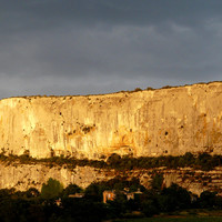 Village de Lioux au pied de la falaise de la Madeleine