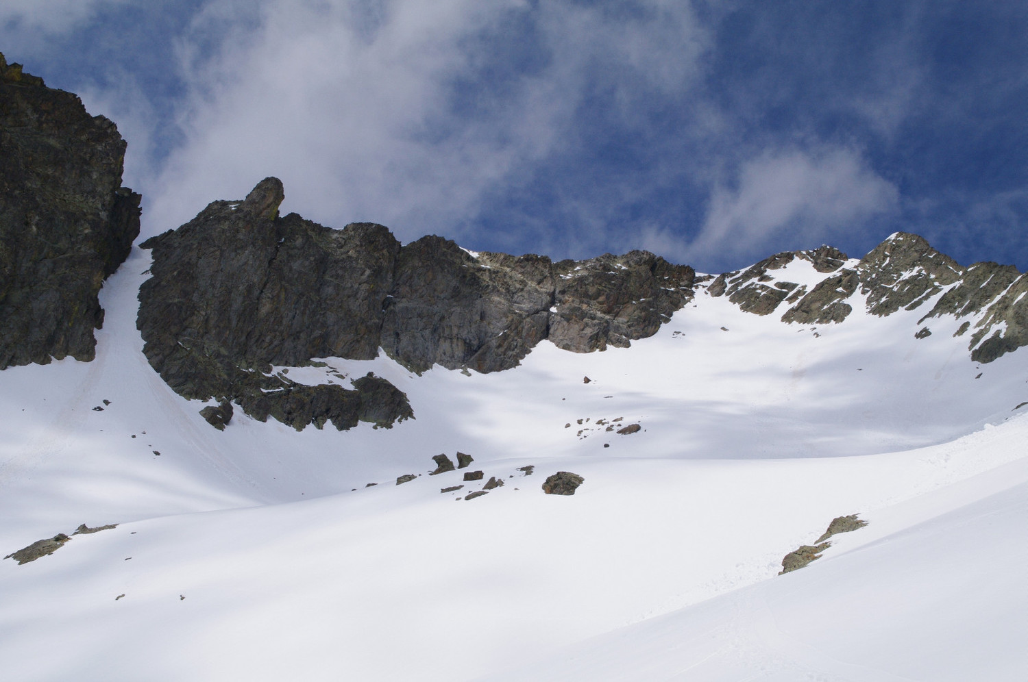 Haut de la combe des Gaisses avec le couloir du caïre et les passages sous le sommet