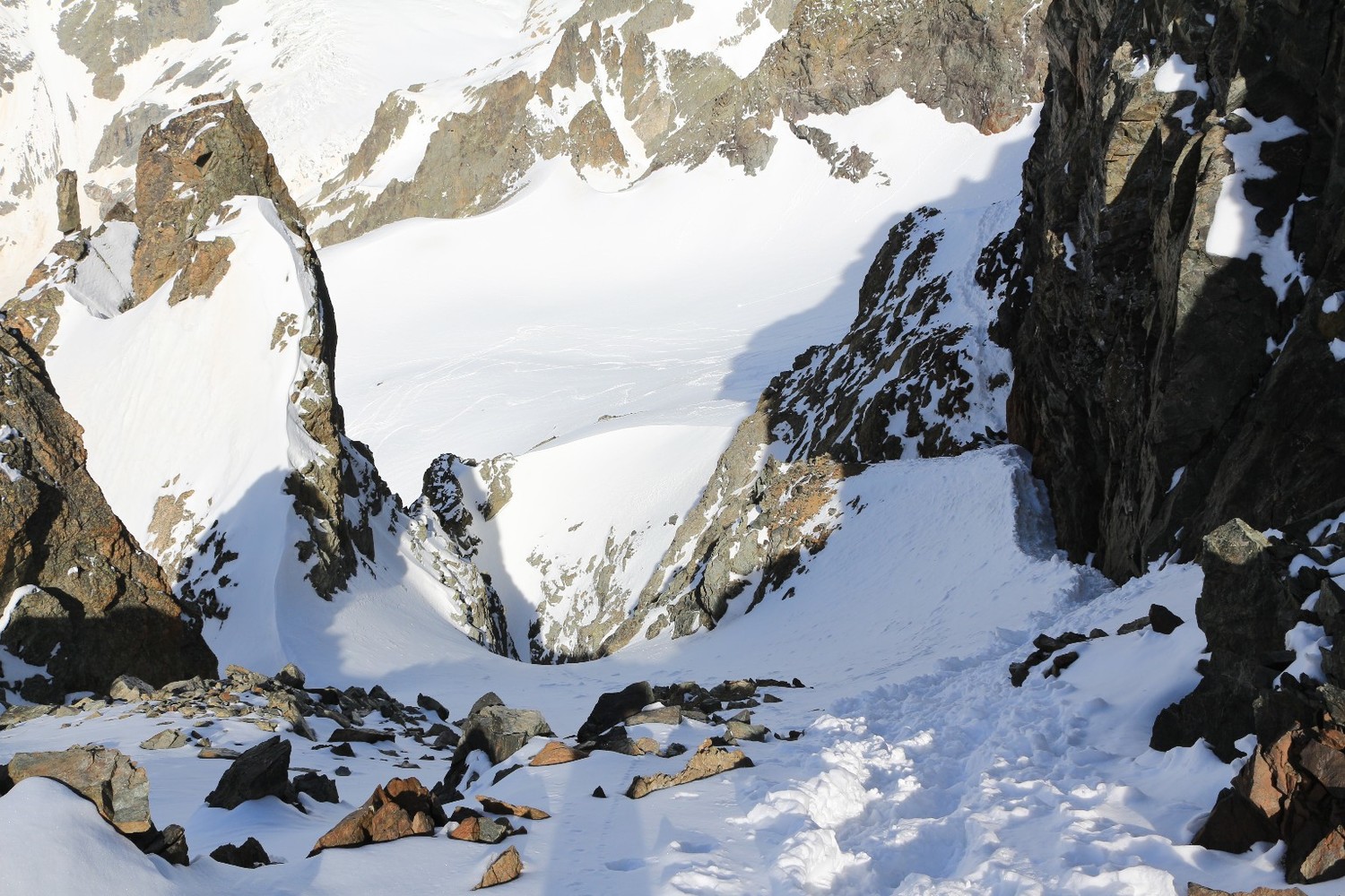 La vire exposée juste en dessous du Col du Monêtier