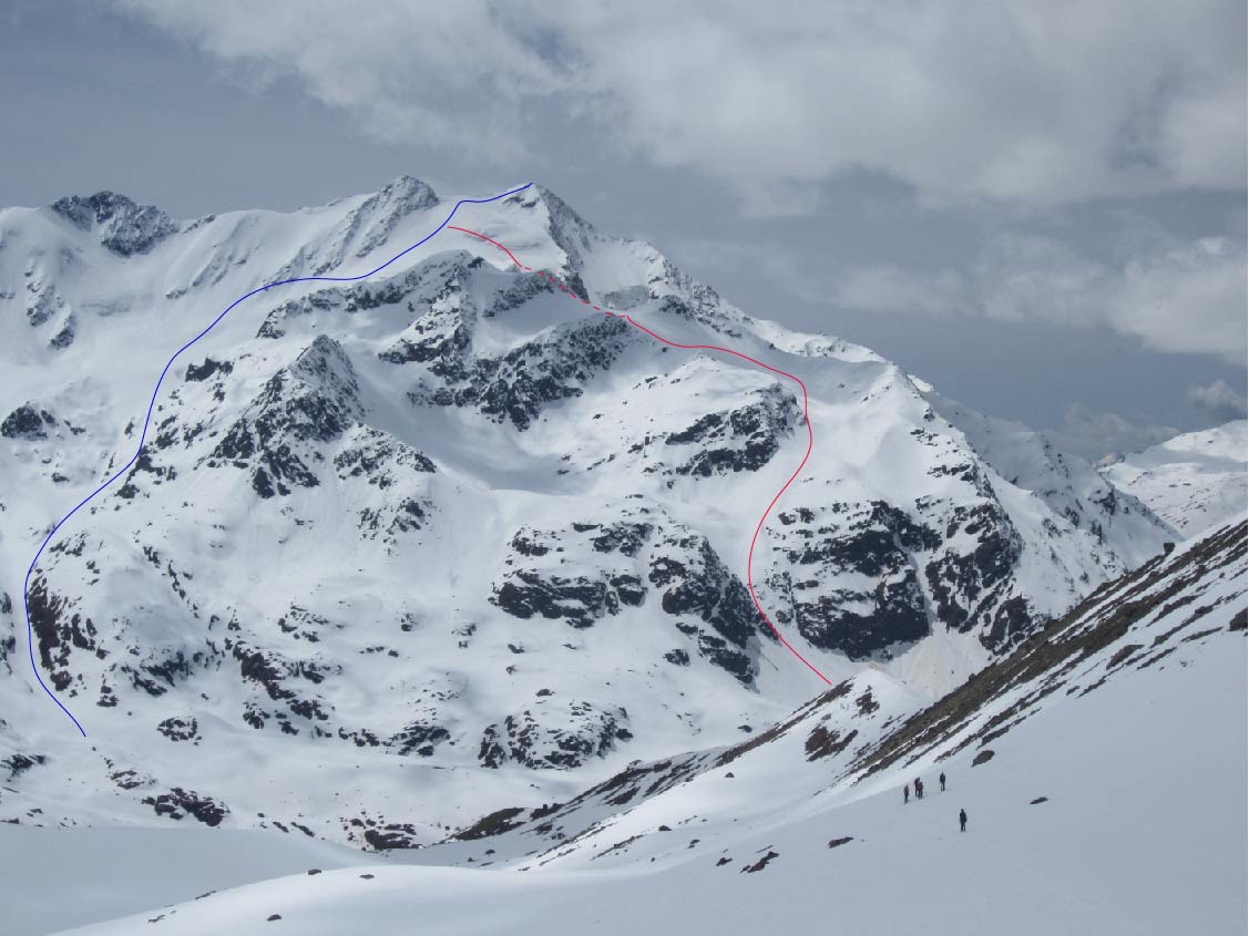 En bleu, la montée par la succession de goulets (dal canale dell'Isola Persa) et en rouge la descente du San Giacomo par "el vallone delle 100 curve".