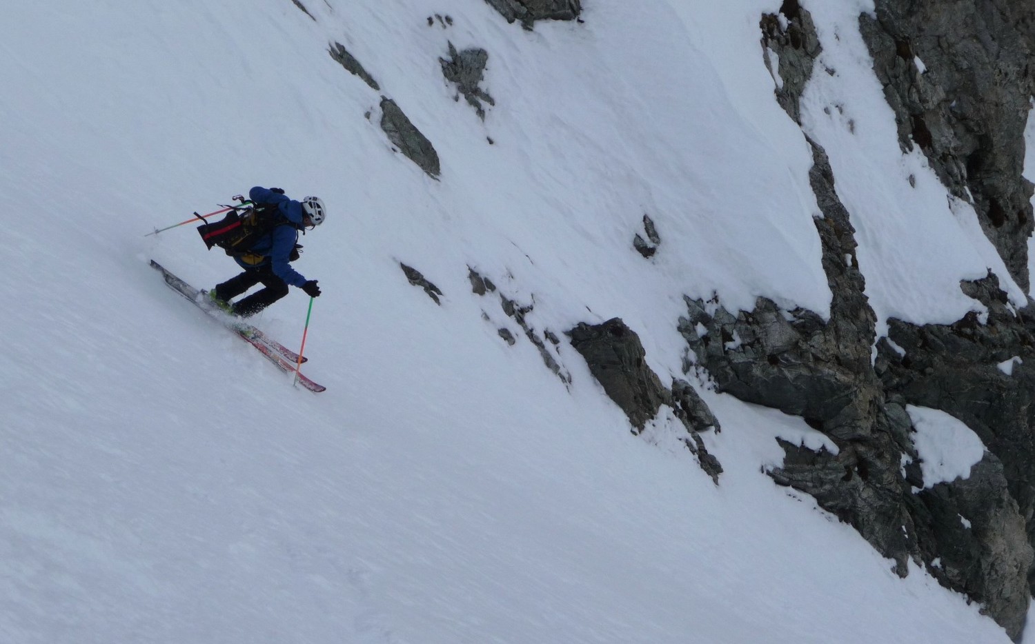 On a rejoint le couloir du Berchon : la neige devient meilleure.