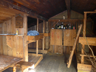 Pensez à prendre un matelas et du ricard, la bouteille est presque vide Pensez à prendre un matelas et du ricard, la bouteille est presque vide