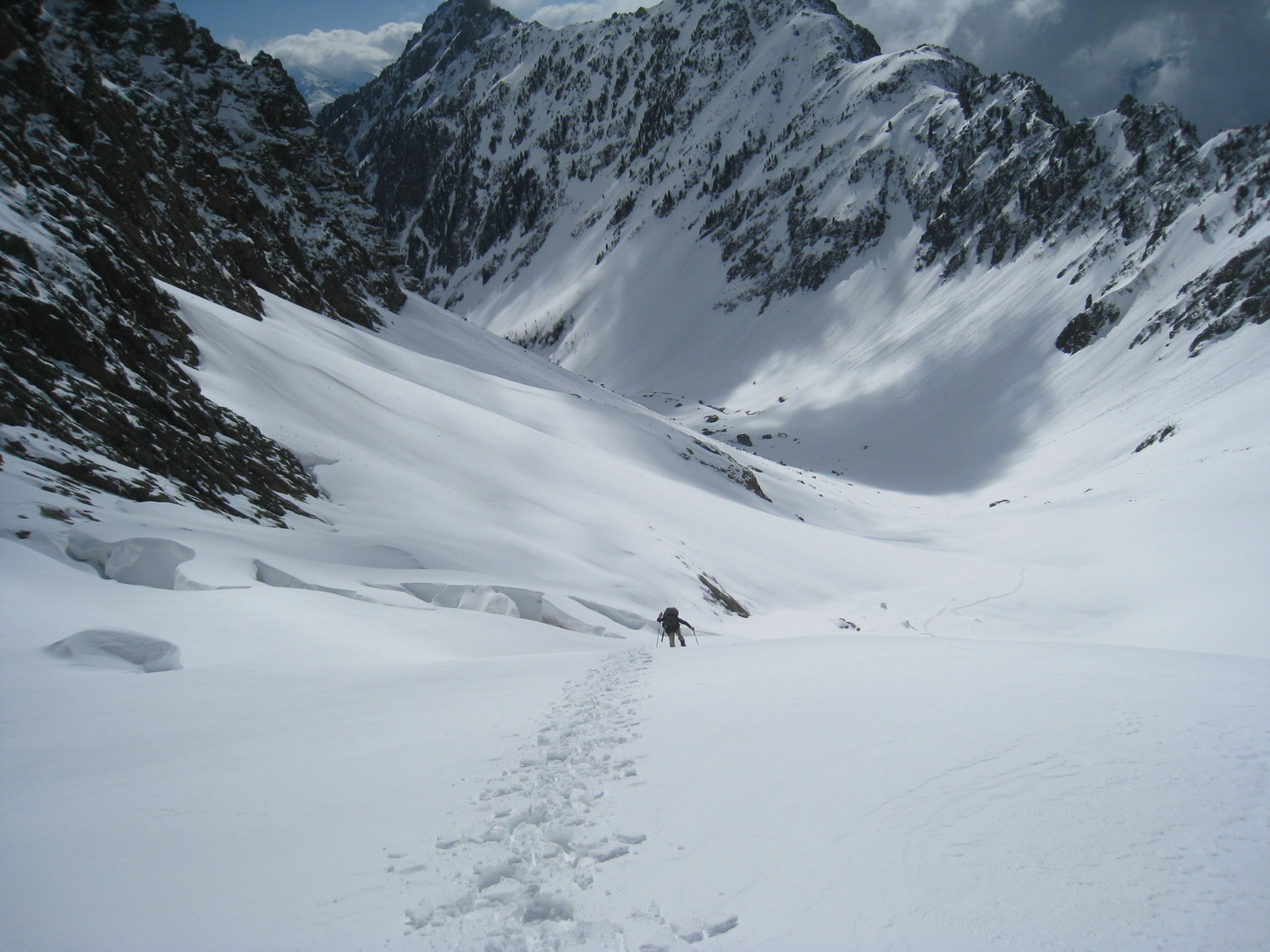 combe de la Valette- en montant vers les lac éponymes, rive gauche, importante cassure du manteau neigeux, (vraie crevasse))
