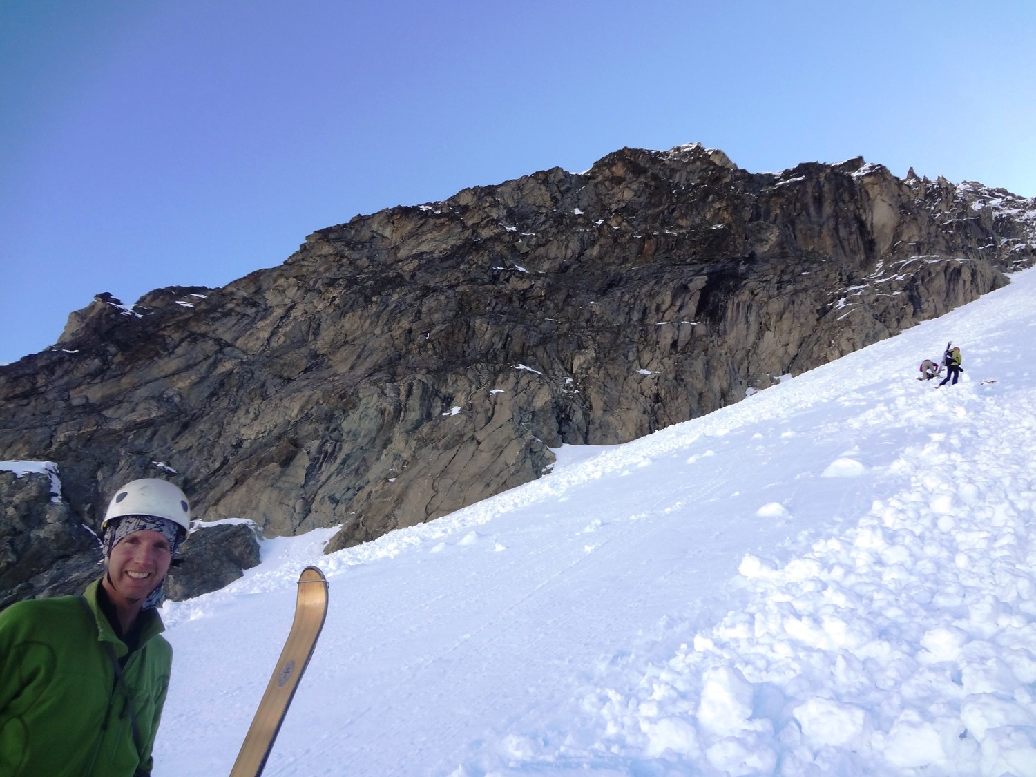 L'équipe au pied de l'arrête de la Dent de Tsalion