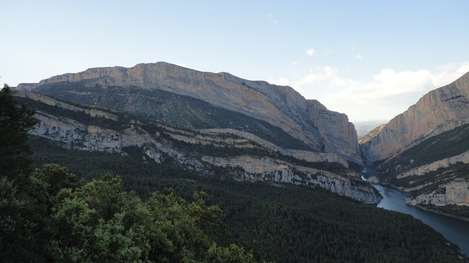 La paroi d'Aragon dans son ensemble. Deux petits dièdres tout à droite. Nous irons dans le plus oriental.